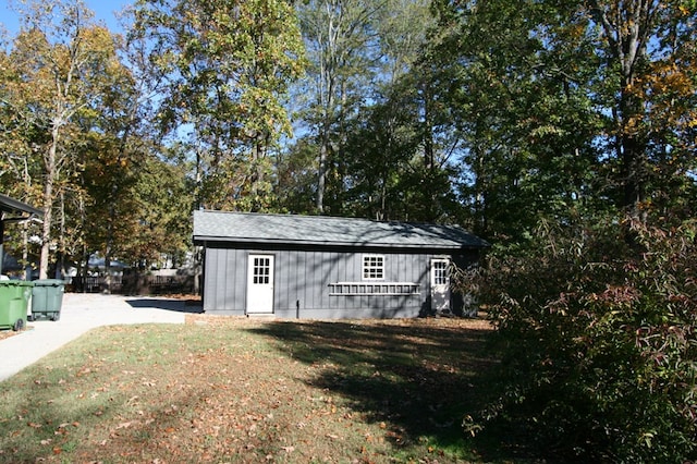 view of outbuilding with a yard