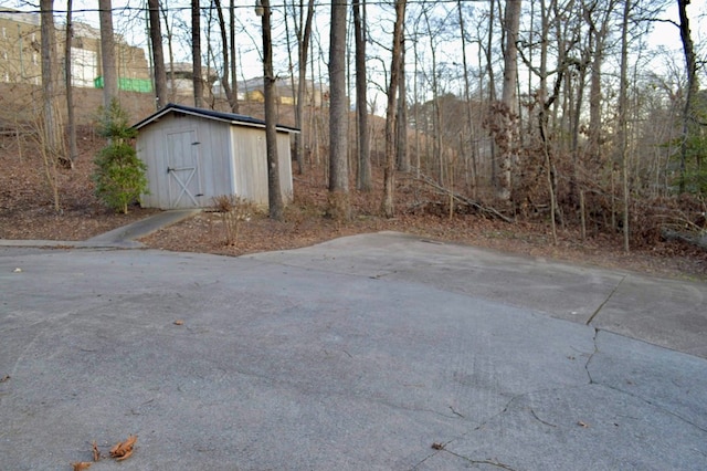 view of yard with a storage unit