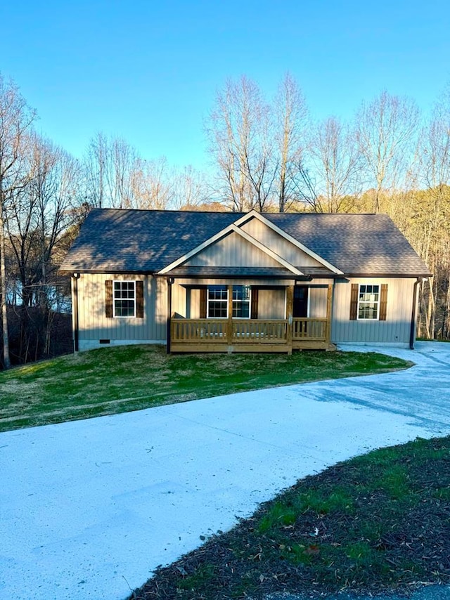 ranch-style house featuring a porch and a front lawn