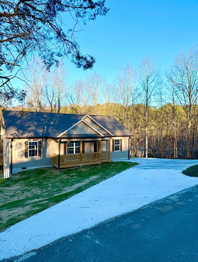 single story home with a front yard and covered porch