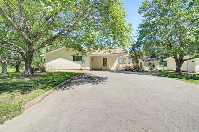 ranch-style home featuring a front yard