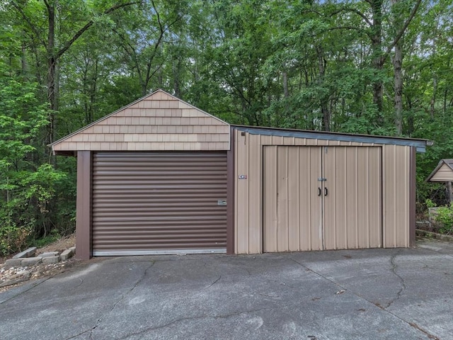 view of detached garage
