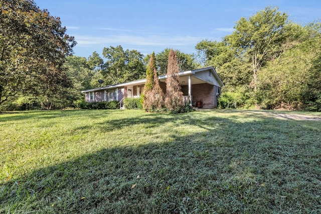 view of front of property featuring a front yard