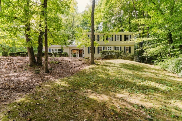 view of front facade featuring a front lawn