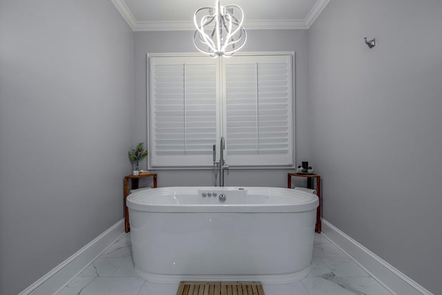 bathroom with crown molding, a notable chandelier, and a washtub