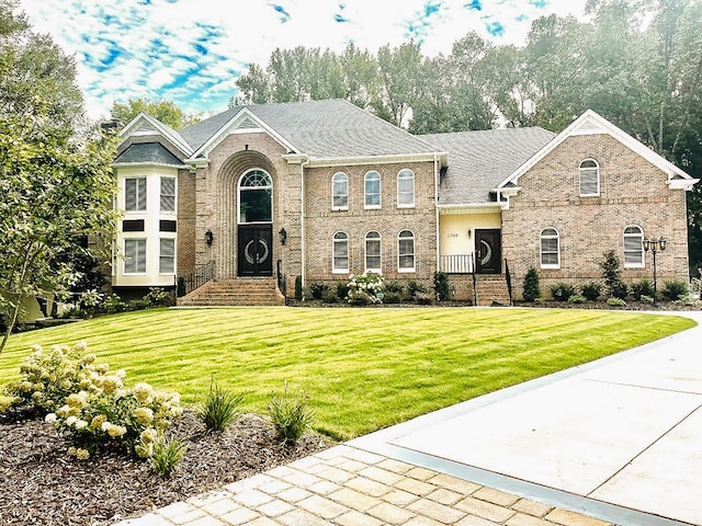 view of front facade featuring a front lawn