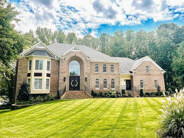 view of front of home featuring a front lawn