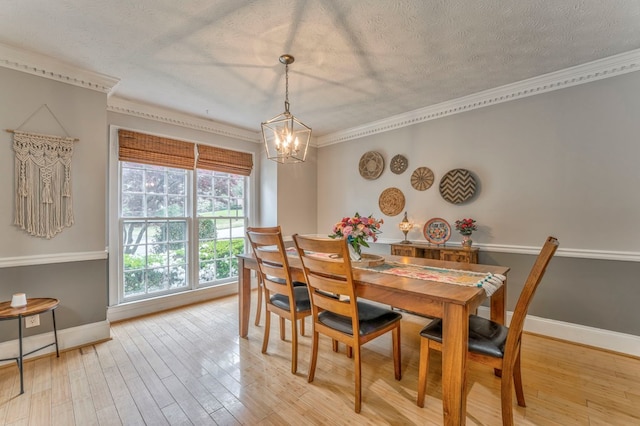 entrance foyer with a chandelier, a healthy amount of sunlight, ornamental molding, and baseboards