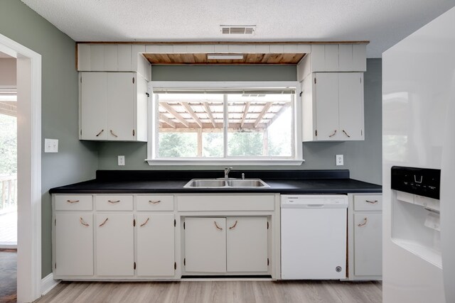 1113 Mount Vernon Rd, Tunnel Hill, GA 30755 - kitchen featuring visible vents, dark countertops, white appliances, a sink, and light wood finished floors