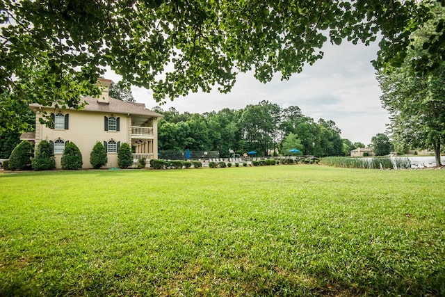 view of yard featuring a balcony