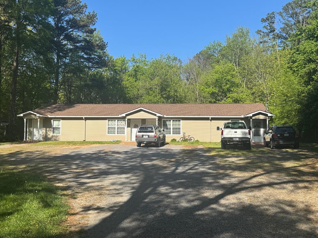 view of front of property featuring gravel driveway