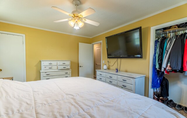 bedroom featuring ornamental molding, a closet, and ceiling fan