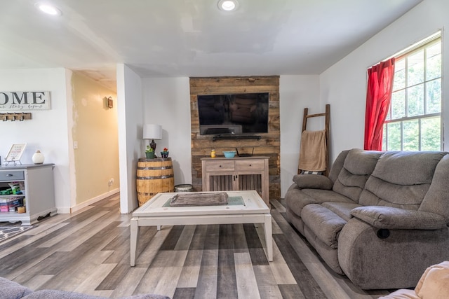 living room featuring wood finished floors, recessed lighting, and baseboards