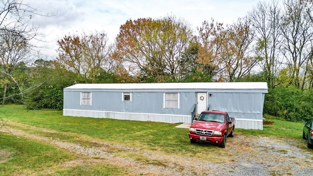 view of front of home featuring a front yard