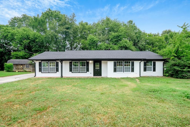 ranch-style house featuring a front lawn