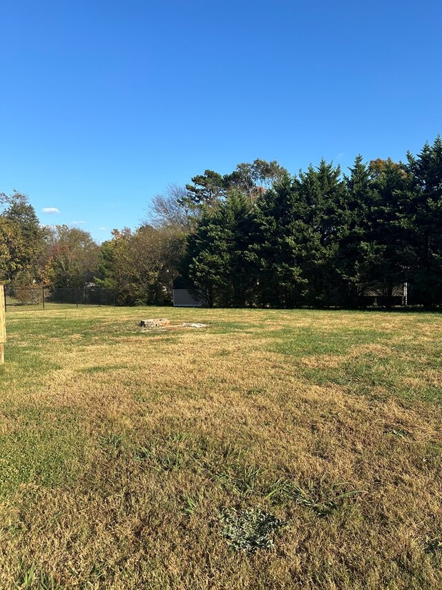 view of yard featuring a rural view