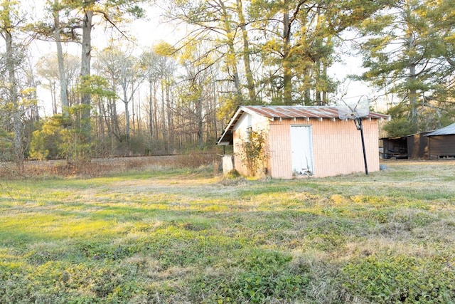 view of yard with a shed