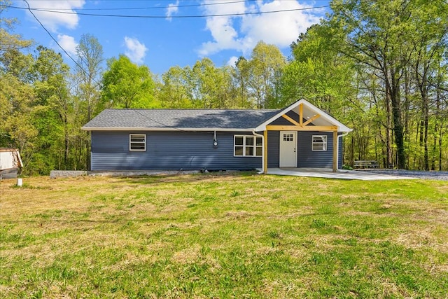 single story home with a front lawn