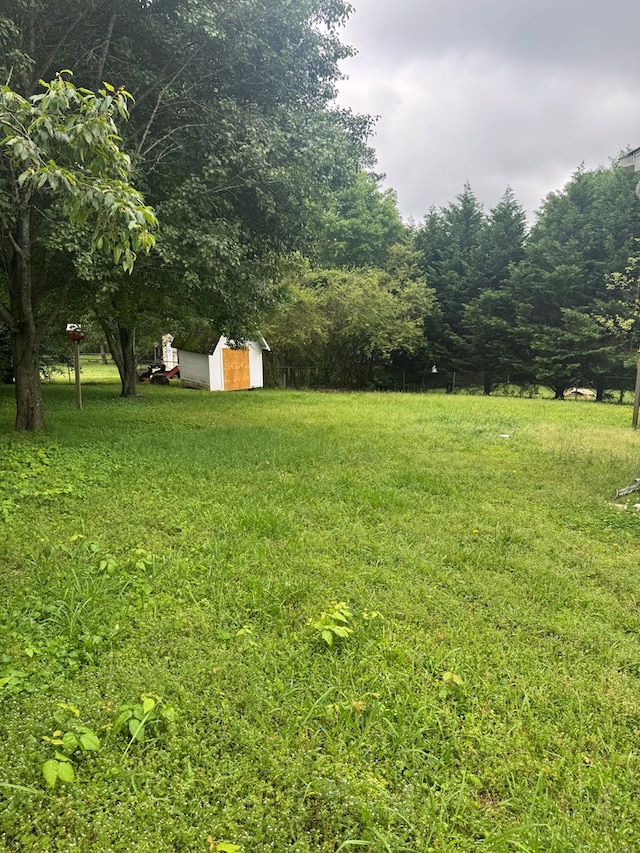 408 Ridgecrest Dr, Lafayette, GA 30728 - view of green lawn with a storage shed and an outdoor structure