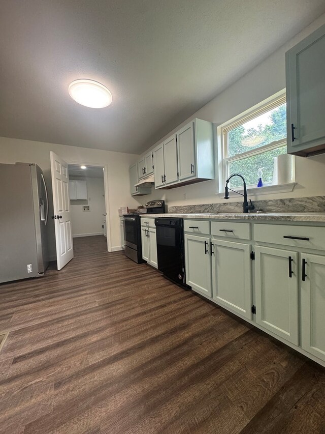 408 Ridgecrest Dr, Lafayette, GA 30728 - kitchen featuring stainless steel appliances, dark wood finished floors, a sink, light countertops, and baseboards
