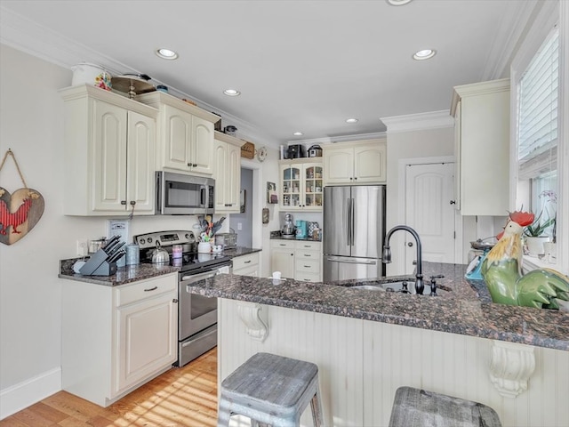 1000 Robin Way, Rocky Face, GA 30740 - kitchen featuring stainless steel appliances, a sink, a peninsula, crown molding, and a breakfast bar