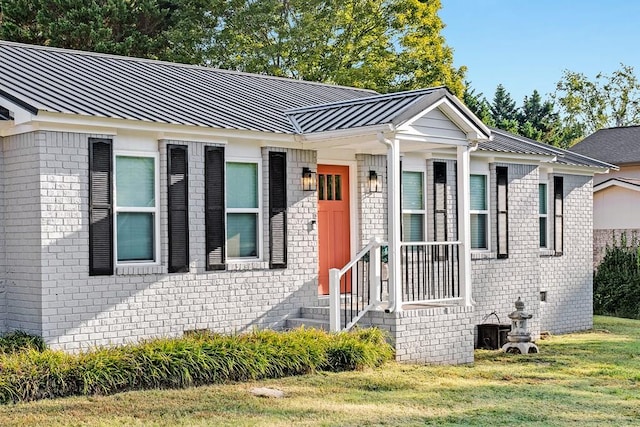 view of front facade featuring a front yard