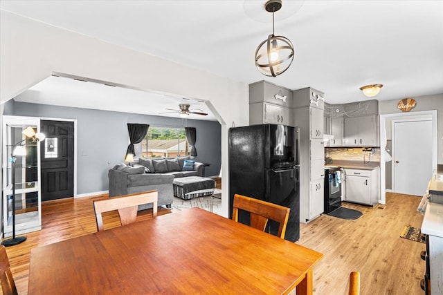 dining room featuring light hardwood / wood-style floors and ceiling fan