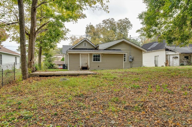 view of front of home featuring a front lawn