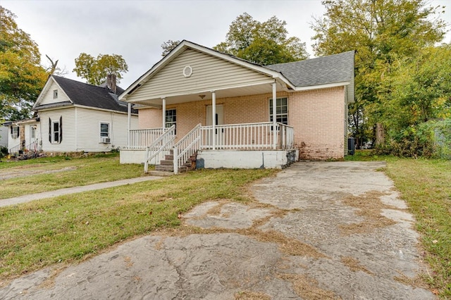 view of front of home featuring a porch and a front lawn