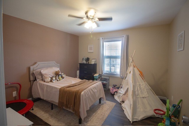 bedroom featuring ceiling fan