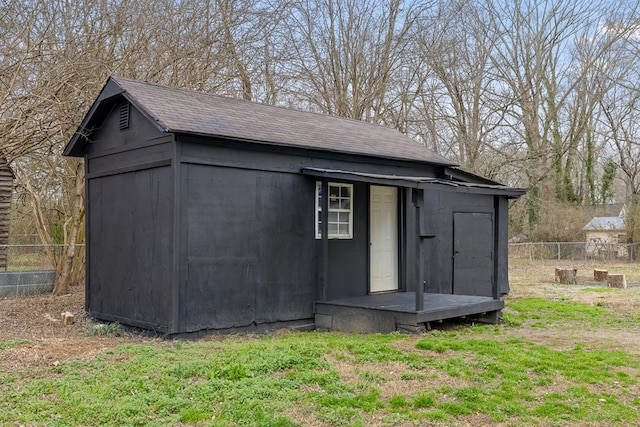 view of outdoor structure with fence and an outdoor structure