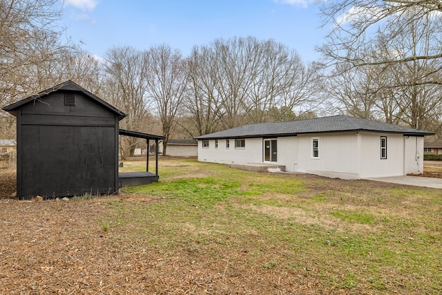 view of grassy yard with an outdoor structure