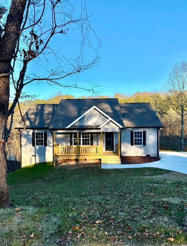 ranch-style home with a porch and a front lawn