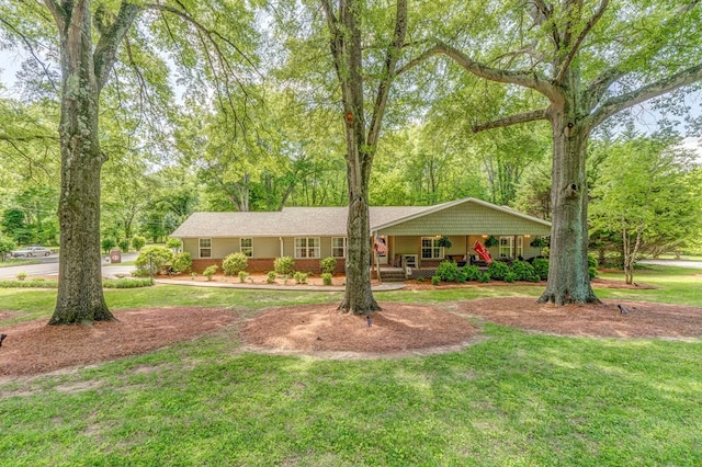 201 Tibbs Rd, Dalton, GA 30720 - ranch-style house featuring covered porch and a front yard