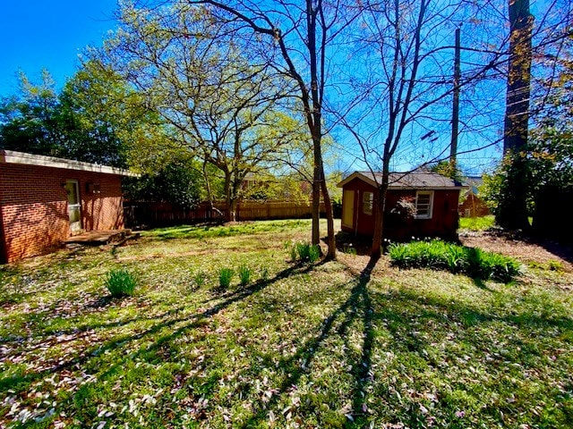 503 Williamsburg Dr, Dalton, GA 30720 - view of yard featuring an outbuilding and fence