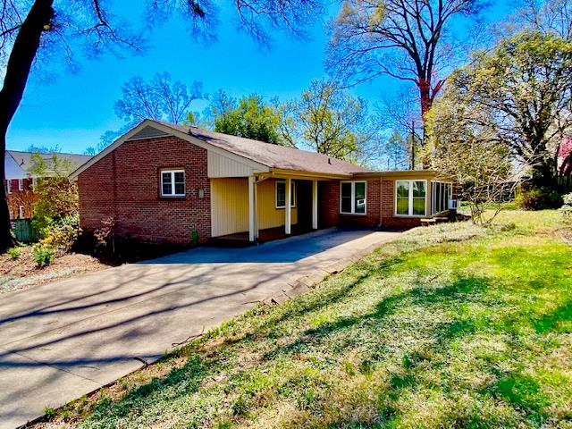 503 Williamsburg Dr, Dalton, GA 30720 - single story home with a front lawn, brick siding, and driveway