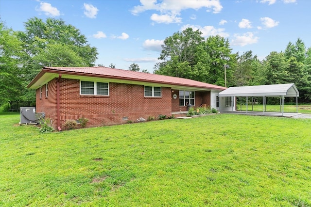 view of front of home featuring a front yard and a carport