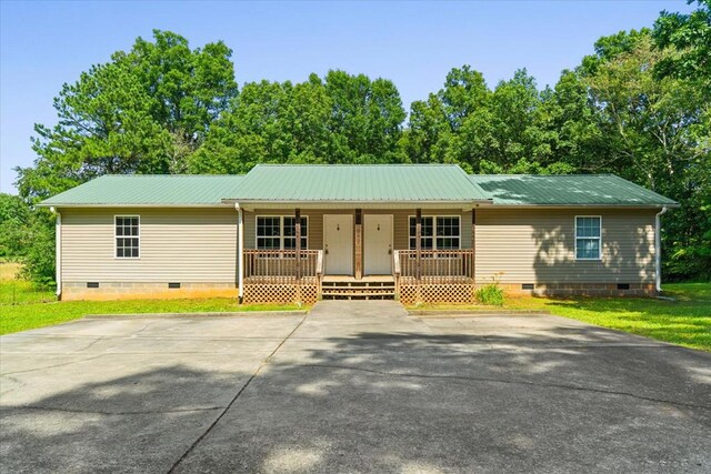 120 Loudermilk Rd, Chatsworth, GA 30721 - single story home with crawl space, a porch, and a metal roof
