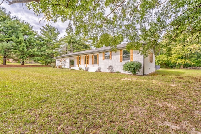 ranch-style house featuring a front yard