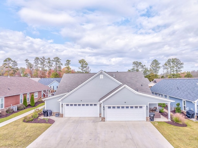 view of front facade featuring a garage and a front yard