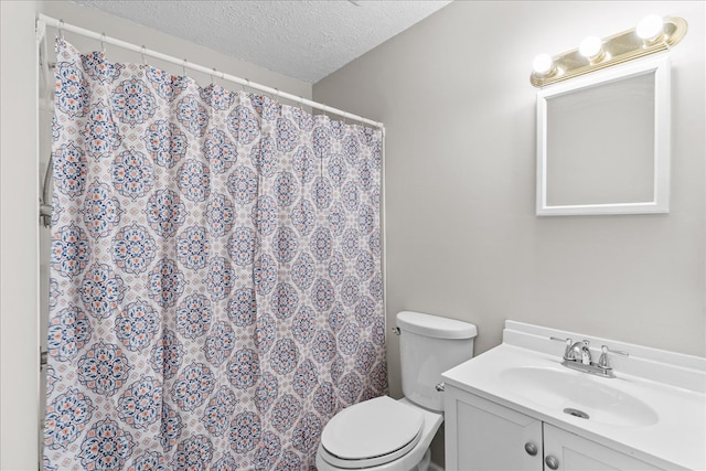 full bathroom featuring a shower with curtain, a textured ceiling, vanity, and toilet