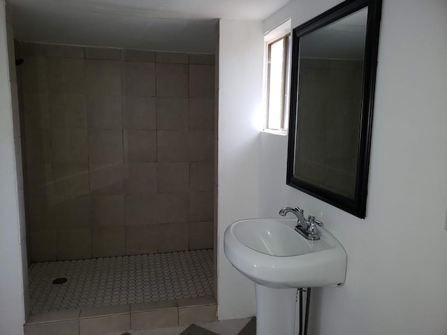 bathroom featuring tiled shower