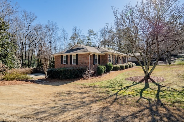 view of front of home with a front lawn