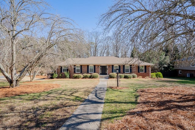 view of front of house featuring a front lawn