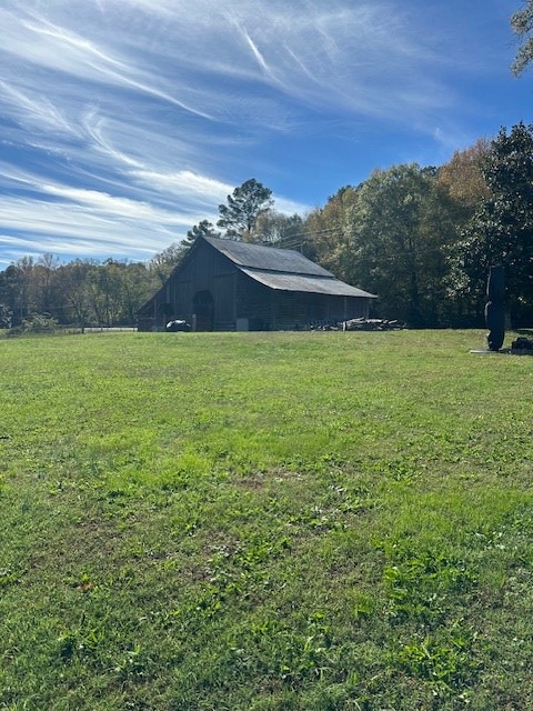 view of yard featuring an outdoor structure