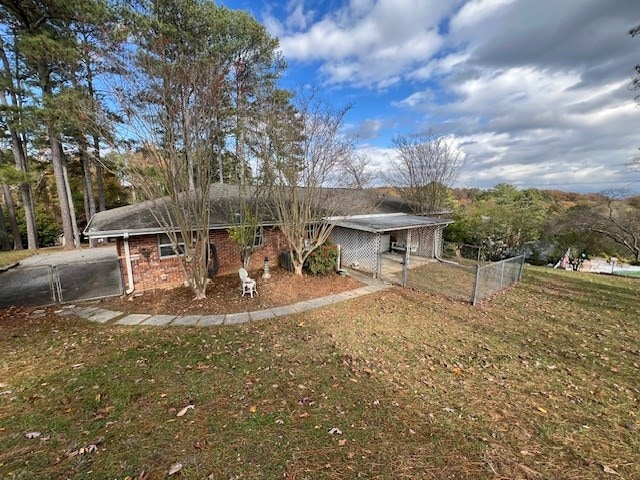 view of front of property featuring a front yard