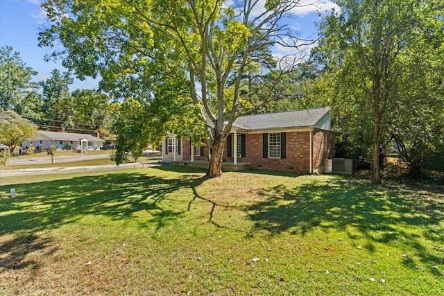 view of front facade featuring a front lawn