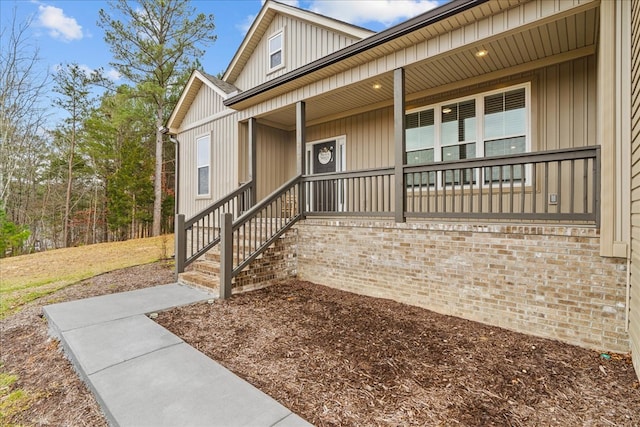 entrance to property featuring a porch