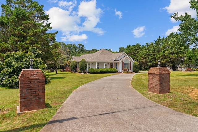 217 Valley Rd, Chatsworth, GA 30705 - ranch-style house featuring a front yard and driveway