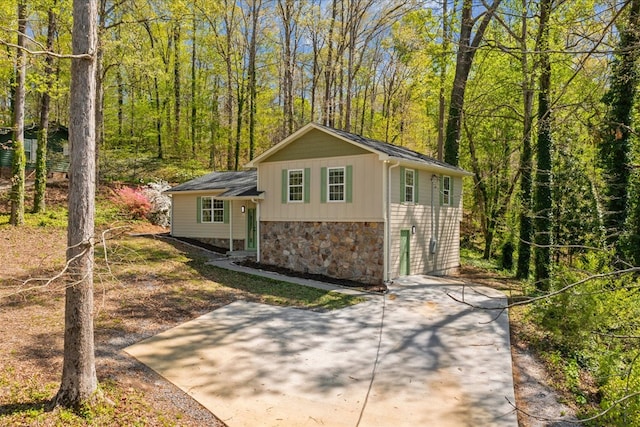 638 Pine Oaks Dr, Tunnel Hill, GA 30755 - view of front facade with stone siding